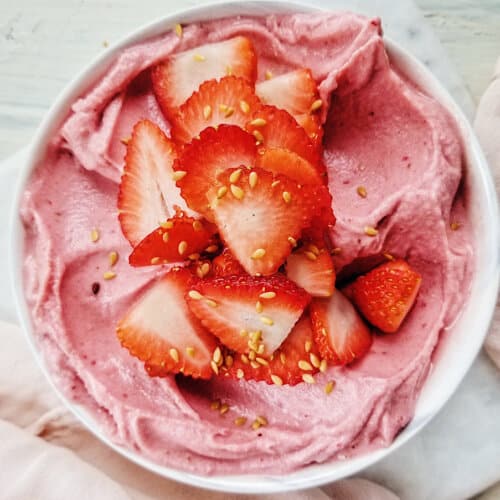 Strawberries '& Cream Smoothie Bowl